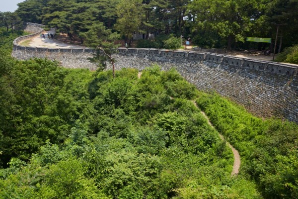 남한산성 성벽과 굽어진 성곽의 모습