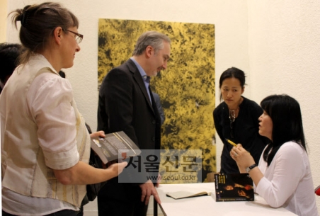 달이있는책상 이미지