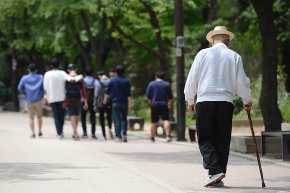 남성 독거노인이 여성보다 훨씬 빠르게 증가하면서 2045년에는 지금의 4배로 늘어날 전망이다