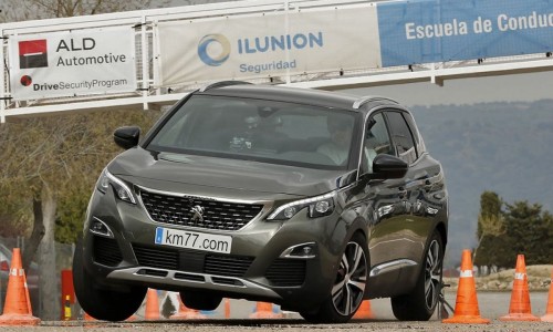 핸들링 하나로 끝나는 SUV? 푸조 3008 무스테스트 다시보기