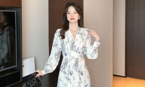 고급스러운 플로럴 패턴 원피스로 봄가를 하객룩 완성