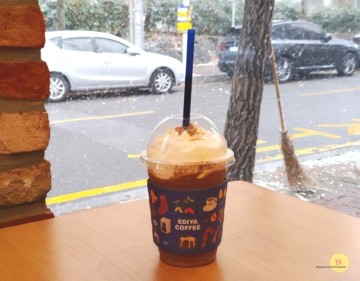 이디야커피 눈 오는 날 카페 분위기 아늑해 : 민트초콜릿칩플랫치노 사실은 폭설