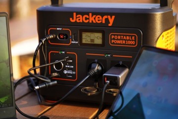 태양광 패널 충전기. 캠핑 파워뱅크 잭커리 Jackery  JackerySolarGenerator1000 대용량 휴대용 보조배터리 추천.