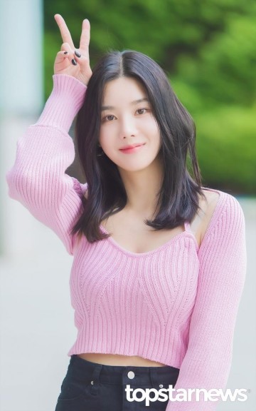 영스트리트 권은비 패션 속 핑크볼레로 가방 정보