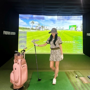 유현주골프웨어 여자 골프모자 테일러메이드어패럴 여름골프웨어 착장하고 골프치기