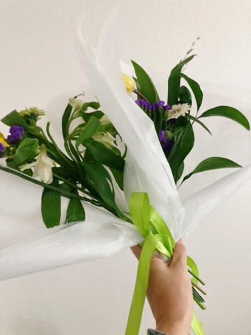 셀프로 작은 생화 꽃다발 만들기 입학식 졸업식 꽃 선물 포장하는법 diy (ft.보리사초, 거베라)