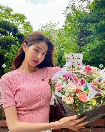 장원영 인스타그램 속 패션 옷 핑크 반팔 니트는 키르시 KIRSH