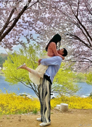 뚝딱이들을 위한 커플 포즈 BEST8 모음, 벚꽃 사진 잔뜩 건지자!