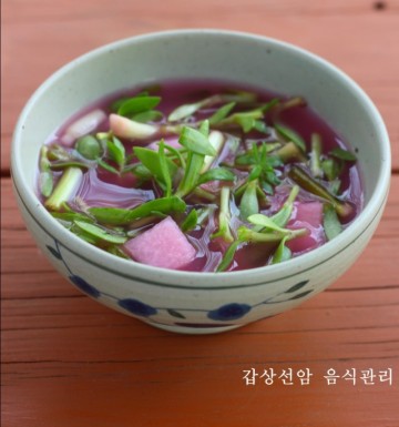 돌나물 국물김치 담는 비법 현미쌀가루 와 생수 로 담아요  분홍국물김치