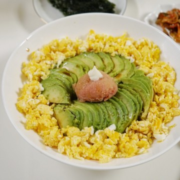 곤약쌀로 만든 명란아보카도 비빔밥 저탄고지 식단