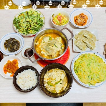 만두 순두부찌개와 퓨전 집밥요리 한식상차림