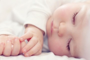 Q92. 신생아의 탄생 직후 총정리[ 신생아의 모로반사,각질,태지,피부,음낭수종,태어나면 어떻게 보일까요? ] 아기가 눈을 안 떠요.