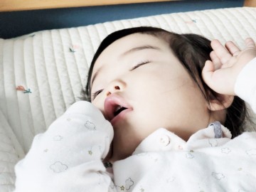 신생아 아기 잠투정 재우는 방법, 쉬닥법 안눕법 퍼버법