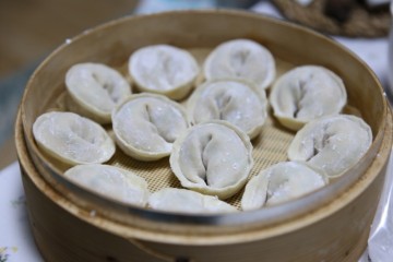 가족끼리 모여서 김치만두 만들기 만두소만들기 만두보관법