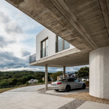 경사지에 필로티 구조로 지은, 휠체어 사용자의 집, Hórreo House by Javier Sanjurjo + Ameneiros Rey