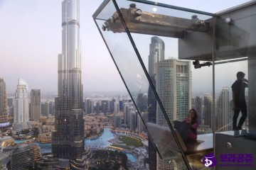 두바이 여행 코스 두바이 스카이 뷰 전망대 : 투명 유리 미끄럼틀 + 유리 바닥 걷기 심장이 쫄깃!