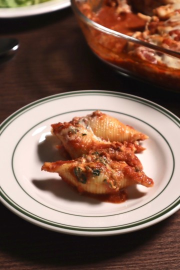 콘킬리오니 파스타 치즈로 속을 채운 토마토 오븐 파스타 홈파티음식