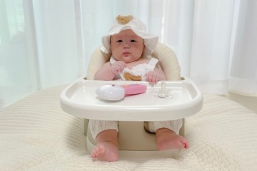 아기 앉는 시기 세이지폴 휴대용 범보의자로 연습하기