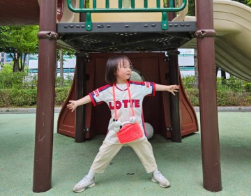 3살(5->3)인 딸아이가 잠꼬대로 롯데자이언츠 응원가를 부른다.