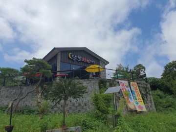 경주 안강 전원 마을 풍경을 감상하면서 라이브 공연을 즐길 수 있는 달빛 정원 카페
