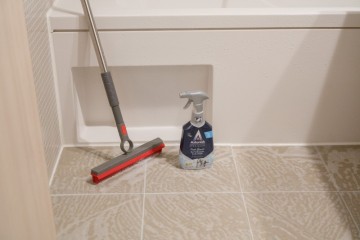 화장실 바닥청소 방법! 고무브러쉬 욕실 바닥 청소솔로 타일까지 깔끔하게