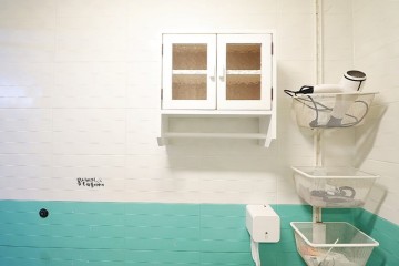 작은 욕실 벽걸이 유리선반장 셀프 페인트 후 교체하기