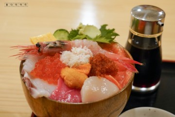 오타루역 맛집｜카이센동으로 유명한 삼각시장, 산카쿠테이(さんかく亭)