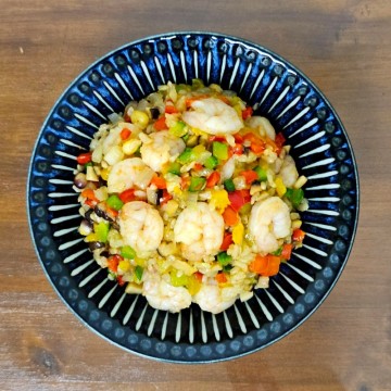 한 그릇 음식 새우 야채 볶음밥 레시피