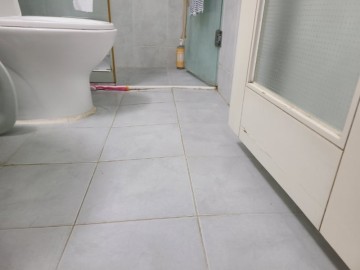 화장실 바닥 타일 들뜸 터짐 부분 수리