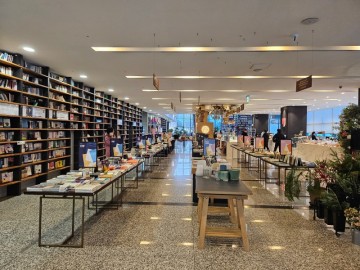 [카페꼼마 송도점] 도서관과 서점, 카페를 합쳐 놓은 것 같은 분위기 좋은 북카페