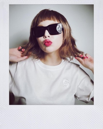 여자 연예인 가운데 팝함 그 잡채 현아가 쓴 올 여름 유행 패션템으로 보이는 명품 브랜드 보스 선글라스
