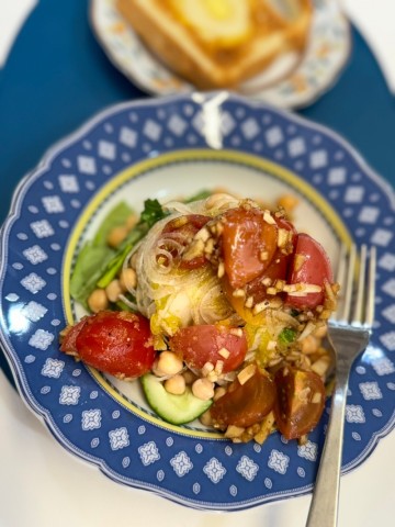 중학생 아침밥 ㅡ 토마토 샐러드와 버터 토스트