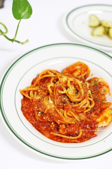 토마토 스파게티 스리라차소스 더해서 감칠맛 살린 파스타 만들기