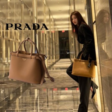 트와이스 사나 인스타 속 프라다 최애 가방은 어떤 모델?