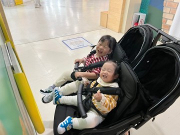 쌍둥이 연년생 아기 휴대용 유모차 와이업 지니트윈 추천