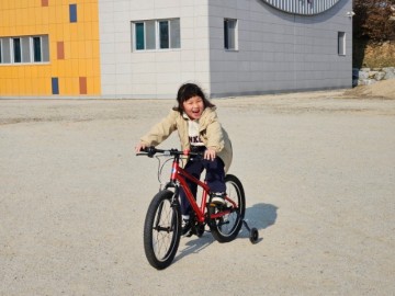 초등학생자전거 마이크로바이크 20인치 2.0 보조바퀴 떼고 두발자전거까지 탈 수 있어