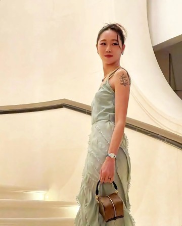 공효진 홍콩 파티룩 독보적인 루이비통 가방 빈티지 실크 드레스