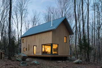가족의 편안한 힐링을 위한 숲속 전원주택! 박공지붕과 원목을 활용한 목조 단독주택 인테리어
